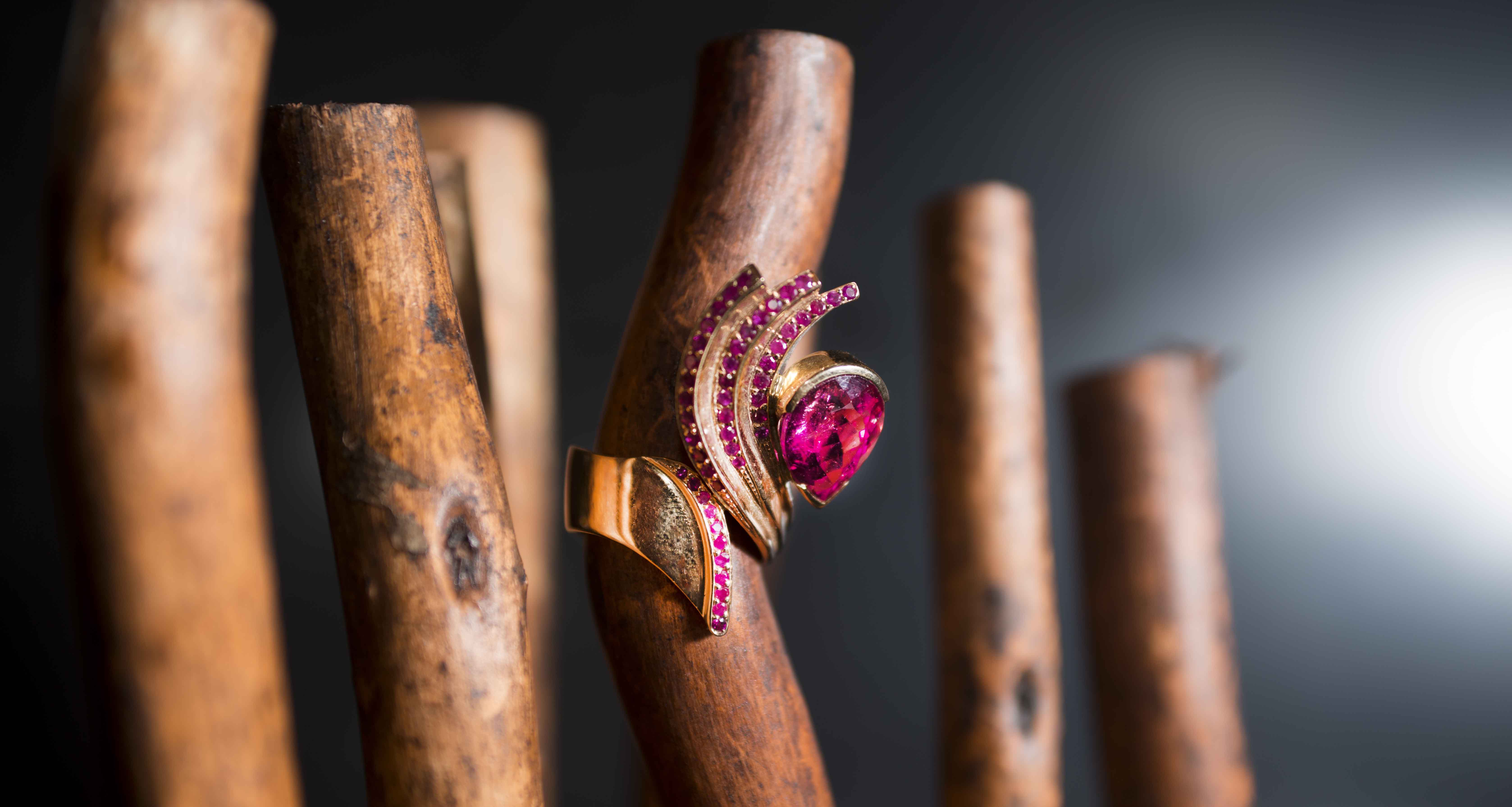 Anello in oro rosa con goccia di tormalina rubellite e pavè di rubini.