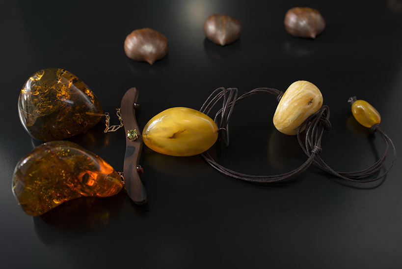 Collana in ambra baltica, ambra domenicana e 2 peridoti rotondi sfaccettati tenuti assieme da oro giallo e cuoio