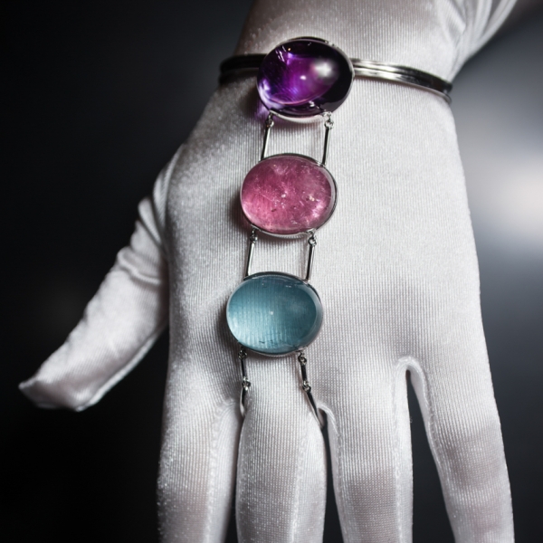 ART.22 - White gold ring-bracelet linked by 3 cabochon in amethyst, pink tourmaline and aquamarine