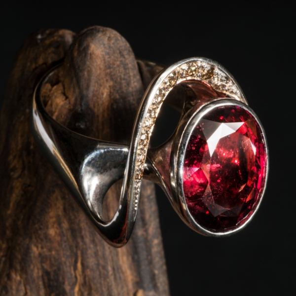 ART.32 - White gold ring with brown diamonds and rhodolite garnet