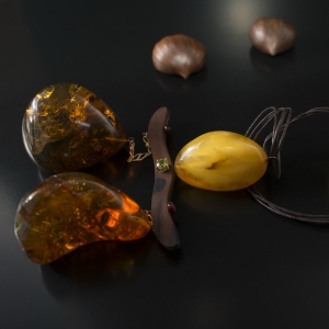 Necklace with baltic amber, dominican amber and 2 round faceted peridot held together by yellow gold and leather