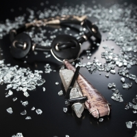 Girocollo in cuoio e onice. Ciondolo in legno silicizzato, quarzo ialino grezzo e tormalina sciorlite naturale grezza rifinita su argento.